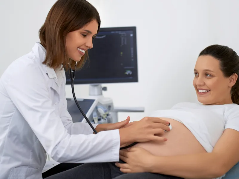 lady doctor in Patna providing pregnancy and delivery care.