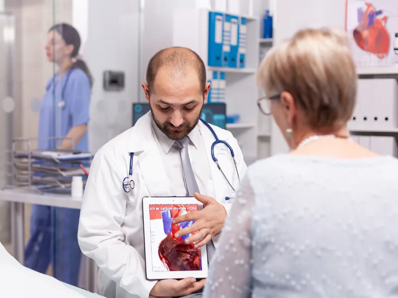Kidney specialist doctor consulting a patient in Patna.